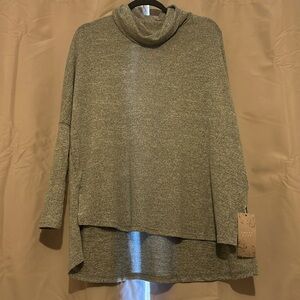 Turtle neck long sleeve top